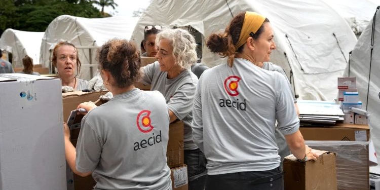 Grupo de cooperantes de AECID trabajando en un campamento de ayuda