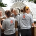 Grupo de cooperantes de AECID trabajando en un campamento de ayuda