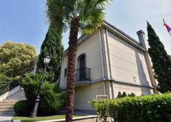 Fachada de la Embajada de Filipinas en Madrid con vegetación alrededor.