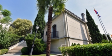 Fachada de la Embajada de Filipinas en Madrid con vegetación alrededor.