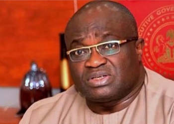 Retrato de un hombre con gafas en un entorno oficial