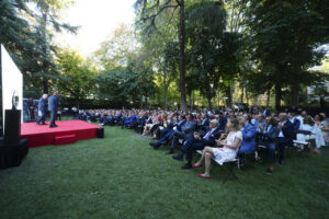 Asistentes en evento de Fórmula 1 en Madrid, con un escenario al aire libre.