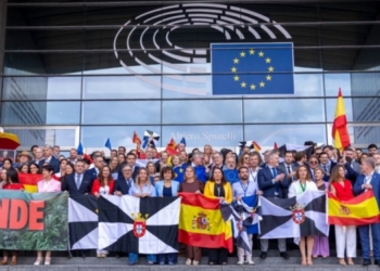Concentración de PP y Vox en Bruselas con banderas de España y Ceuta.