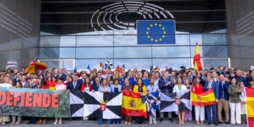 Concentración de PP y Vox en Bruselas con banderas de España y Ceuta.