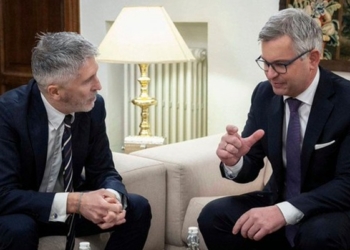Reunión entre Fernando Grande-Marlaska y Magnus Brunner en un entorno formal