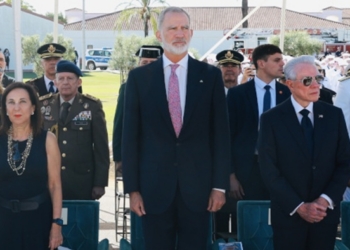 El Rey Felipe VI junto a autoridades en el acto del 25 aniversario del 11-S en Rota.