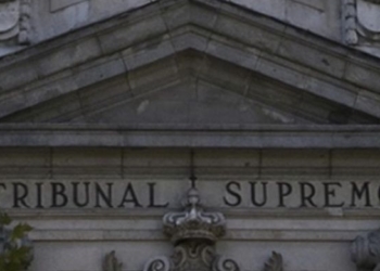 Vista del edificio del Tribunal Supremo en España con su nombre en la fachada