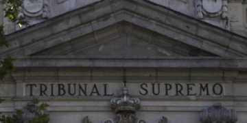 Vista del edificio del Tribunal Supremo en España con su nombre en la fachada