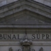Vista del edificio del Tribunal Supremo en España con su nombre en la fachada
